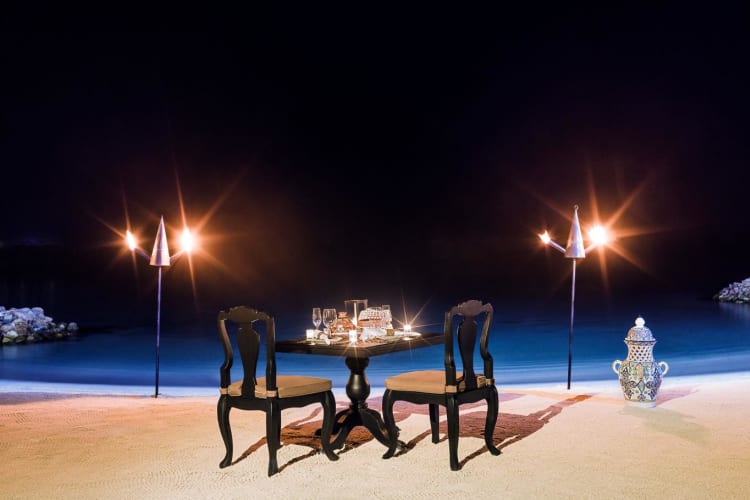 Fanditha beachside dining area